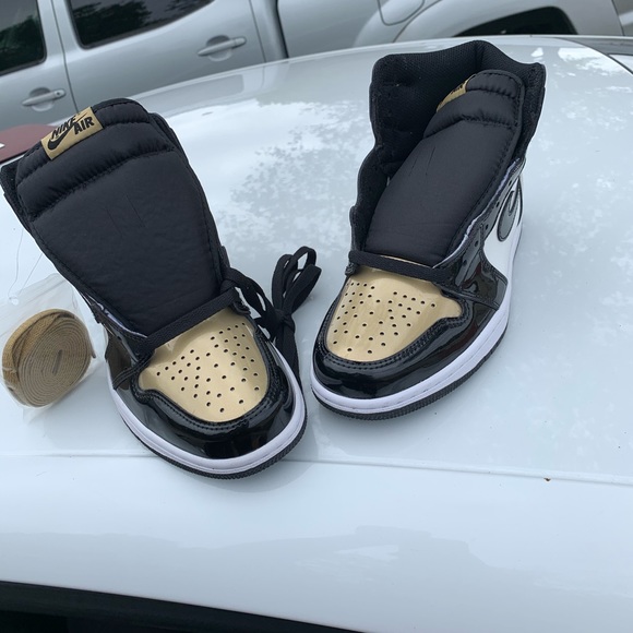 Athletic_Shoes